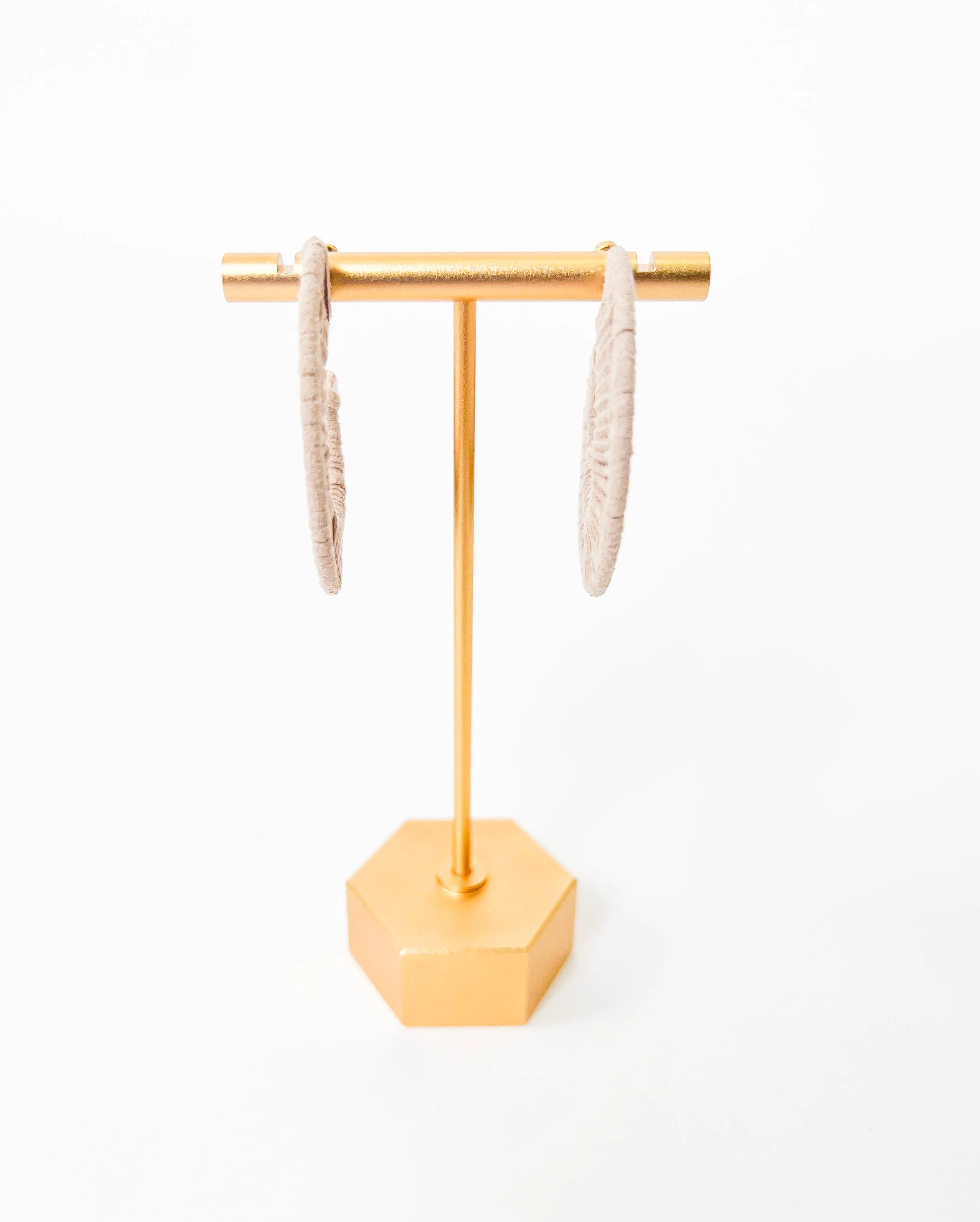 NATURAL RAFFIA WRAP MEDIUM HOOP EARRING